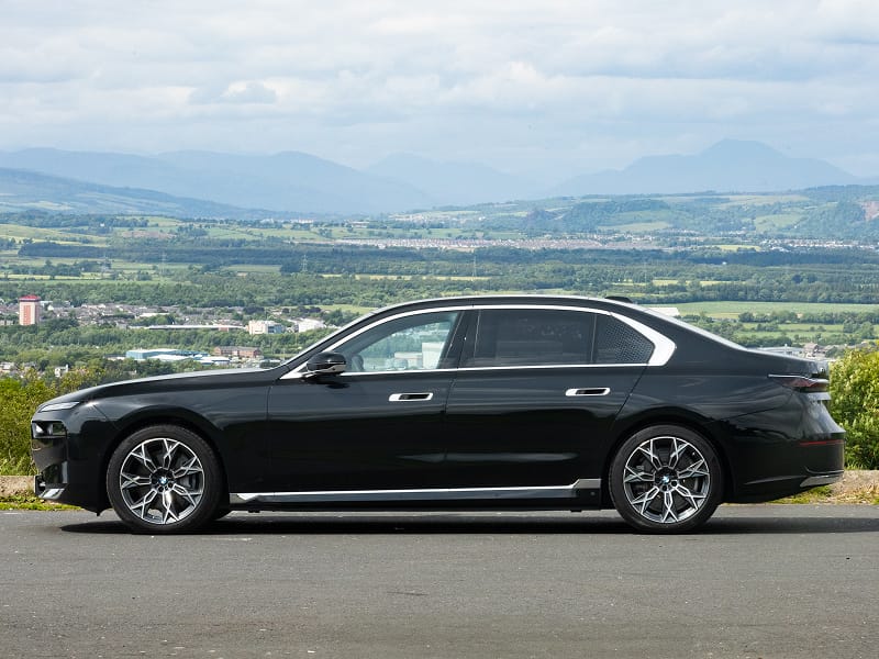 BMW i7 side on