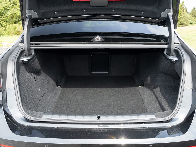 BMW i7 boot capacity