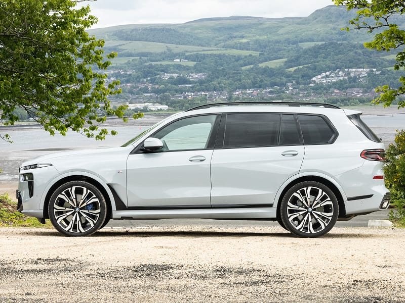 BMW X7 side on